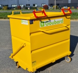 benne à fond ouvrant sur roues avec blocage automatique par étrier aux talons des fourches