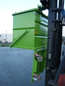 benne à fond ouvrant avec sécurité par étriers articulés