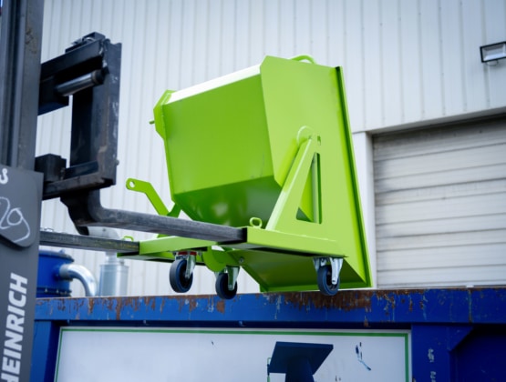 Benne basculante Gil vidée par chariot élévateur