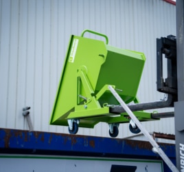 benne basculante GIL sur roues montée sur fourches pour basculement avec perche