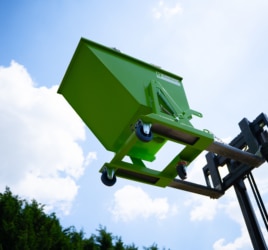 benne basculante GIL montée sur fourches de chariot élévateur avec roues