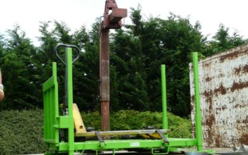 Camion grue Goubard avec lève-palette latéral sur chantier