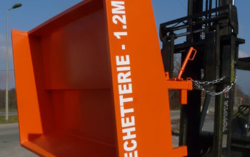 The image shows an orange self-tipping skip ("benne basculante" or "benne de déversement") being emptied by a forklift. There's text on the skip: "DECHETTERIE - 1.2M3". This indicates it's for a waste disposal center ("déchèterie") and has a volume of 1.2 cubic meters. The forklift brand is "TOYOTA". Combining filename cues and image analysis: - `benne basculante` (self-tipping skip) - `vidage` (emptying) - `déchèterie` (waste disposal center) - `chariot élévateur` (forklift) I need to generate a French alt text, maximum 10 words. Possible keywords: - Benne basculante - Vidage - Déchèterie - Chariot élévateur - GSD (if it's a known product line) - Conteneur à déchets Let's try to make a concise and descriptive alt text: 1. "Benne basculante GSD vidée par chariot élévateur en déchèterie" (9 words) - This covers most aspects. 2. "Benne basculante orange GSD vidage par chariot élévateur" (8 words) - Good, but "en déchèterie" adds more context. 3. "Benne auto-basculante orange GSD vidage déchèterie chariot élévateur" (8 words) - "Auto-basculante" is a good synonym for self-tipping. I think "Benne basculante GSD vidée par chariot élévateur en déchèterie" is the most comprehensive and optimized choice within the word limit. Benne basculante GSD vidée par chariot élévateur en déchèterie