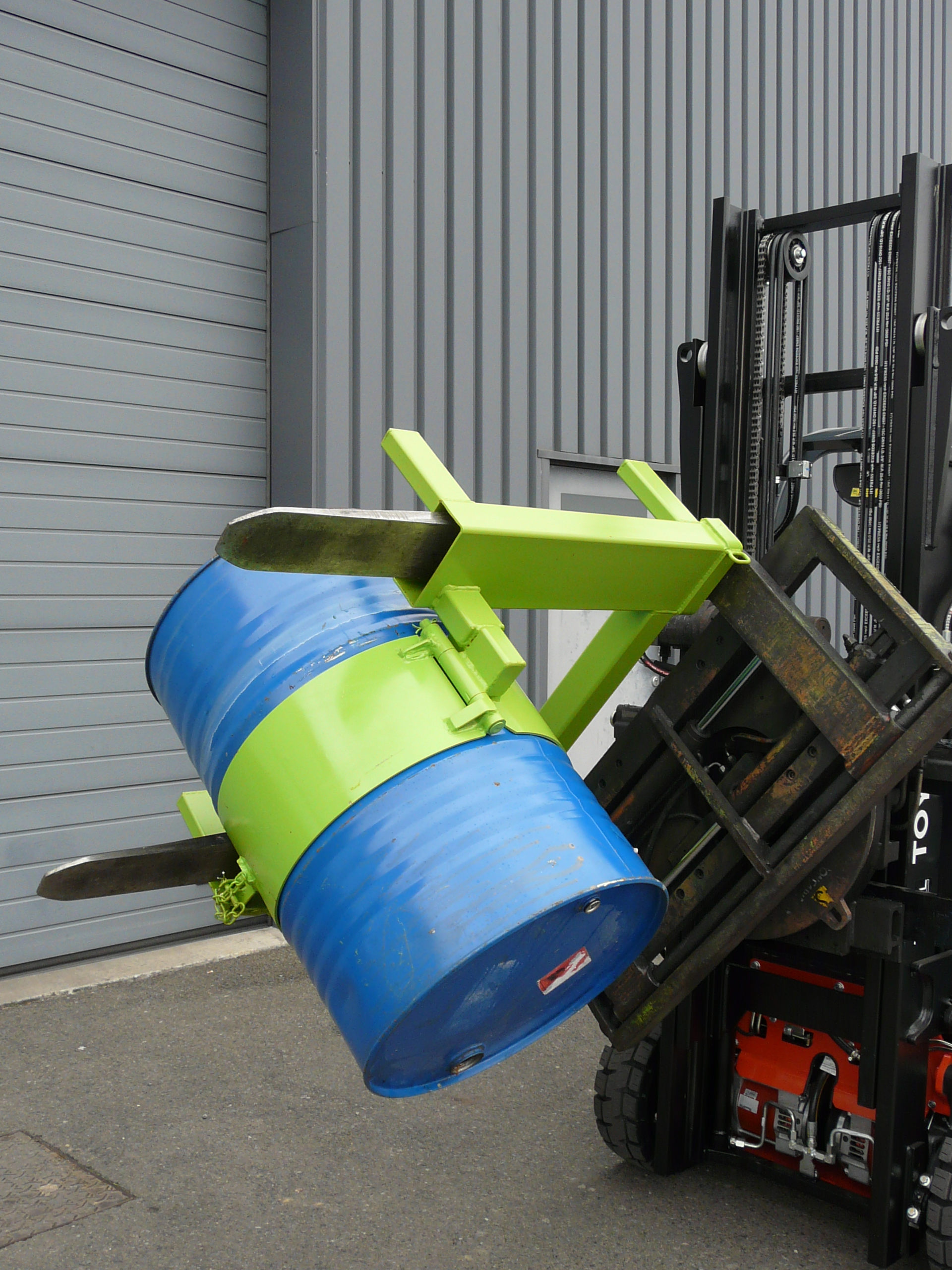 retourneur de futs pour chariot à tête rotative