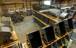 photo de l'atelier GOUBARD avec les produits en stock pour livraison rapide et délais courts