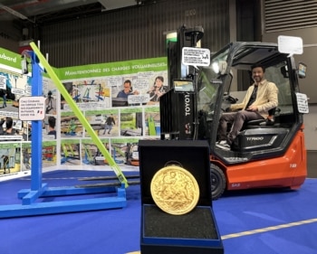 Jeremie Bourdillon de GOUBARD assis sur un chariot élévateur avec son invention primée et sa médaille d'or au concours Lépine 2026 : une station pour installer des rallonges de fourches sans descendre du chariot élévateur